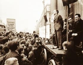 Gearóid Ó Cuinneagáin, Ceannaire of Ailtirí na hAiséirighe, speaking at the GPO in 1942. (Military Archives)