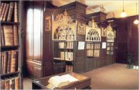 'The cages' at the end of second gallery. Originally readers were locked in for security reasons.(Courtesy of Marsh's Library)