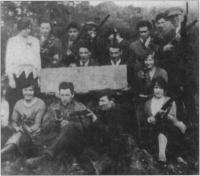 Women continued to play an active role inthe War of Independence, as this photograph of an unidentified IRA flying column demonstrates. (Kilmainhaim Gaol Collection)