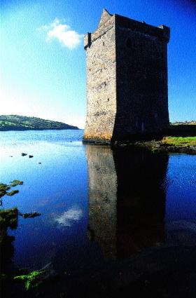 Rockfleet tower-house, Carraigahowley, Clew Bay, main residence of Grace’s second husband, Richard-na-Iarainn Bourke. Grace continued to live there after his death, of natural causes, in April 1583. (From Antiquities of west Mayo by Chris Corlett, Wordwell 2001)