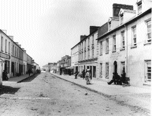 The fashionable, but uncrowded, Victorian resort of Ballybunion, County Kerry. Tourism was a growth industry at the turn of the century. (National Library of Ireland)