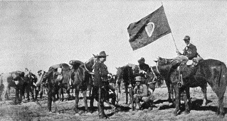 The Irish Transvaal Brigade in the field, complete with flag sent from Ireland by Maud Gonne and the Irish Transvaal Committee. ‘Mind the flag', were some of the last words of John MacBride before his execution in 1916. (Priem, De Oorlog in Zuid Afrika [1900])