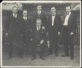 On top of Manhattan’s Waldorf-Astoria hotel in 1919—(left to right) Harry Boland, Liam Mellows (leader of the ‘1916 exiles’), Dev, Diarmuid Lynch (secretary of the Friends of Irish Freedom), Dr Patrick McCartan (Irish envoy to Washington), and, sitting, John Devoy (leader of Clan na Gael). (De Valera Papers, UCD Archives. Courtesy of the UCD-OFM Partnership)