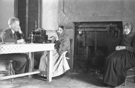 Seosamh Ó Dálaigh (left) recording Cáit and Máire Ruiséal of Dún Chaoin, Co. Kerry, c. 1942. Equipped with ediphones (wax-coated cylinder phonographs), full-time folklore-collectors of the Irish Folklore Commission made repeated visits to exceptional informants. (Department of Irish Folklore, UCD)