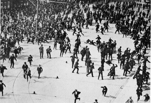 ‘Bloody Sunday', 31 August 1913-Dublin Metropolitan Police and Royal Irish Constabulary baton-charge crowds on Dublin's O'Connell Street. (Cashman Collection)