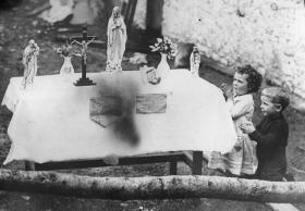 Above: The improvised altar that had been erected in a yard beside Dwan’s shop, Templemore, 22 August 1920. (National Photographic Archive) 