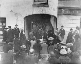 Crowds milling about the entrance to Dwan’s yard, 22 August 1920. (National Photographic Archive)