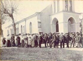 St Patrick’s old chapel in Santa Lucía, c. 1890. The men to the right include prominent local landowners, among them the local Irish chaplain, Fr Edmund Flannery (also a landowner). (Centro Argentino Irlandés de San Pedro).