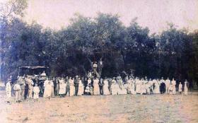 An Irish gathering at San Pedro, Buenos Aires province, c. 1906. Families and young people organised such picnics and musical reunions in the countryside, including dancing, guitar- and fiddle-playing and open-air games. Note the cook holding barbecued lambs aloft to the right of the picture. (Centro Argentino Irlandés de San Pedro).