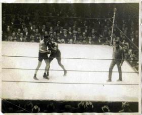 McTigue and Siki in action in the La Scala Theatre, Dublin, on St Patrick’s Day 1923.