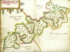 Thomas Raven’s ‘A Plat of the Lands belonging to the Company of Drapers’ (1622) focused on the outline of the company lands, contextualising them among the surrounding proportions and counties.(Drapers’ Hall)