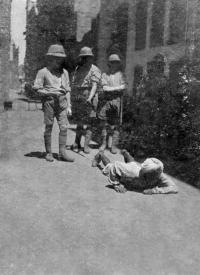 Dyer’s most infamous edict in the wake of the massacre was the so-called ‘crawling order’ whereby Indians had to crawl on all fours past the spot where mission school teacher Miss Sherwood had been attacked on 10 April 1919. (National Army Museum, London)