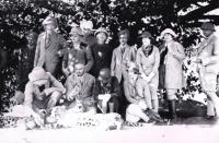 Ranji (with cigarette in mouth) with European guests on a tiger hunt in Nawanager. His lavish hospitality was legendary and much abused—one of the reasons he ‘escaped’ to Connemara. (Private collection)