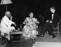 De Valera talking to Nehru and Lady Mountbatten during his visit to India, 1948. (Irish Press).