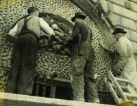 Volunteers begin work restoring the chained serpents above Kilmainham Gaol’s main entrance. As a result of this inspiring voluntary restoration project, which began in 1960, the gaol was preserved as a monument for future generations. (Kilmainham Gaol)