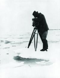 Flaherty filming Nanook of the North in 1921 in Canada. (Clermont)