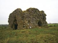 The ruins of Kilclooney Castle near Tuam, where Domhnaill Óg Ó hUigínn had run a bardic school since 1574. William Daniel praised Ó hUigínn’s contribution in the opening pages of Tiomna Nuadh (inset), his translation into Irish of the New Testament, saying that he had relied on him to proofread his work before printing. (Marsh’s Library)