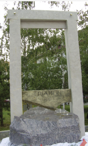 Unveiled on 4 June 2008, the monument in Békéscsaba (south-east Hungary) was the first of numerous local memorials that cropped up in towns and villages across Hungary in anticipation of the 90th anniversary of the signing of the Trianon treaty. Its depiction of the peace agreement as a guillotine signifies the brutality of partition, while also hinting at the alleged anti-Hungarian prejudice of the French. 