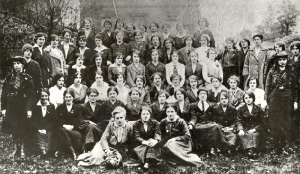 Above: Women of the National Aid Association—comprised of members of Cumann na mBan, Clan na Gael and the Irish Citizen Army—in the garden of Mr and Mrs Ely O’Carroll in the summer of 1916. In contrast with other organisations, Cumann na mBan preserved its position after the Rising and it is probably because of its existence that the struggle for independence continued. (Kilmainham Gaol) 