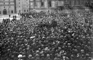 Mass meeting in Belfast’s Queen’s Square in the summer of 1907, addressed by Joe Devlin MP, Jim Larkin, Lindsay Crawford, Alex Boyd and W.J. Murray. The Belfast dock strike made Larkin a household name. (Alex R. Hogg)