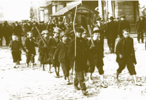 Children of a ‘degraded class’? A group of barefoot children ‘on manoeuvres’ in Dublin c. 1914. (Cashman Collection)