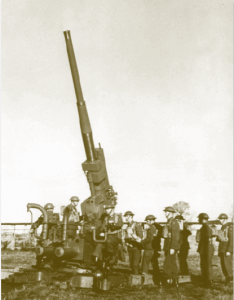 Irish Defence Forces manning a 3.7-inch Vickers heavy anti-aircraft gun. They were not shy about taking the offensive if required. At least three belligerent aircraft were shot down, and anti-aircraft batteries regularly opened fire on suspicious intruders. (Military Archives) 