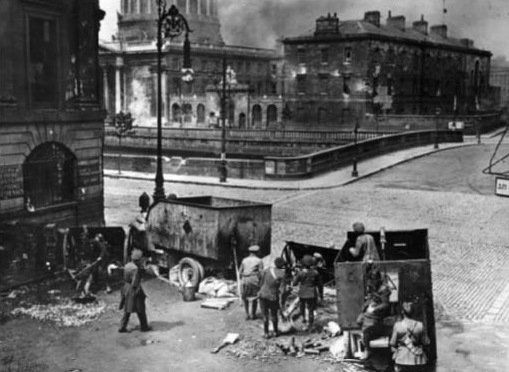 National Army artillery shelling the IRA-occupied Four Courts opposite in June 1922. The testimonies of protagonists are recounted over a stunning assemblage of such contemporary images. (NLI)