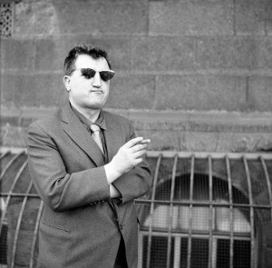 Brendan Behan outside the High Court, Dublin, in 1961. (Irish Photo Archive)