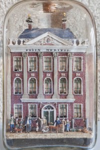 Early eighteenth-century Dutch museum-in-a-bottle.