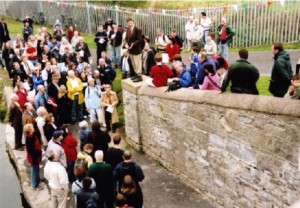 Professor A.G. O’Farrell speaking at Broombridge during the 2005 walk.