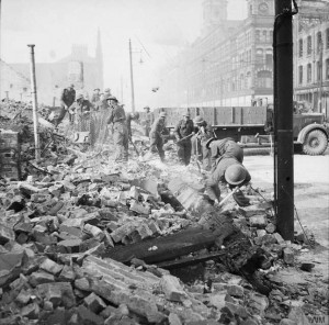 Royal Welch Fusiliers assist in clearing bomb damage in Belfast, 7 May 1941. (IWM)